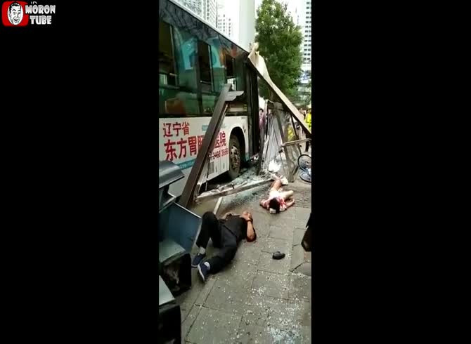 Video :China - a bus strikes a bus shelter, killing many people